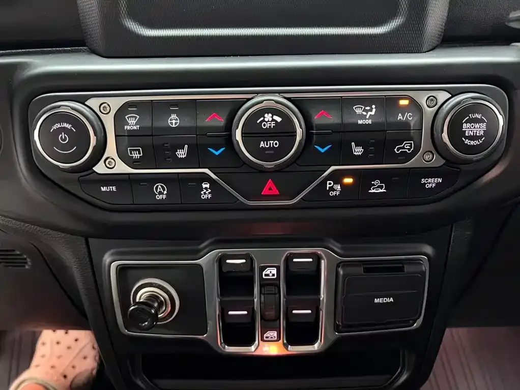 Jeep Wrangler — фото 10