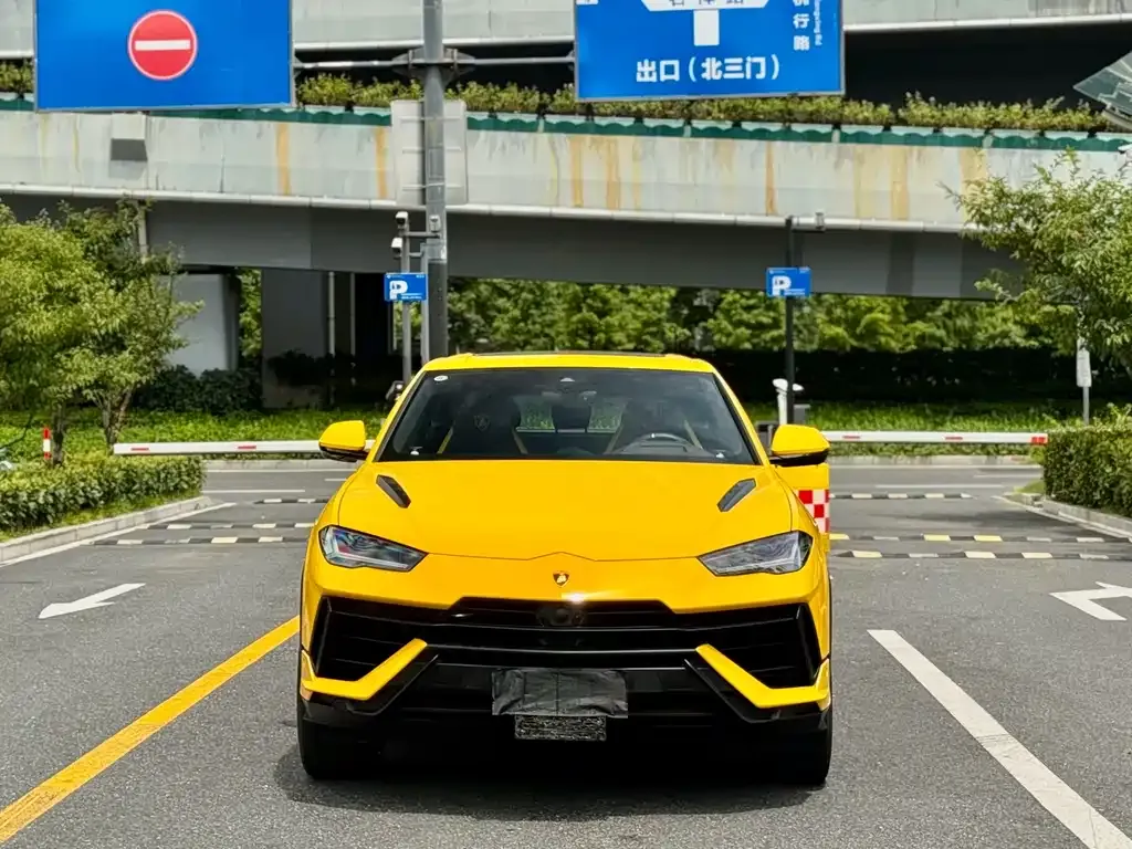 Lamborghini Urus — фото 1