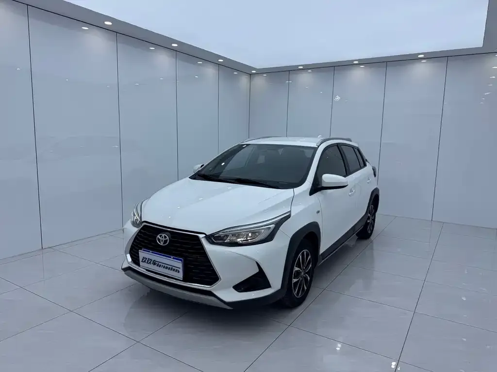 Toyota Yaris L — фото 1