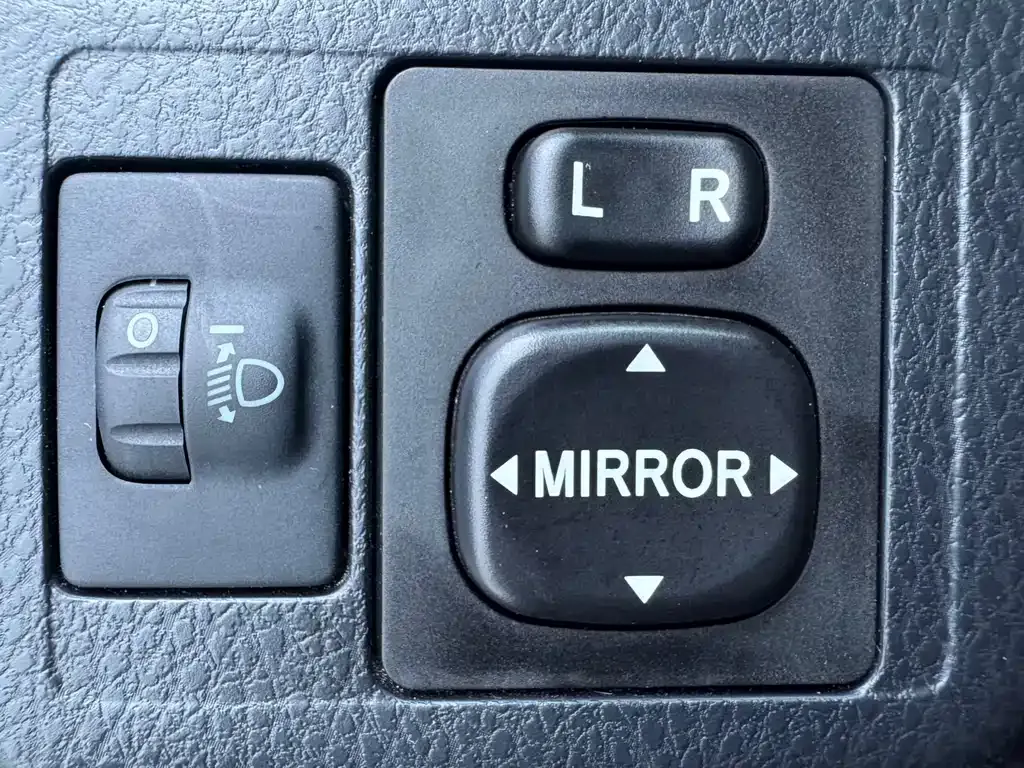 Toyota Yaris L — фото 3