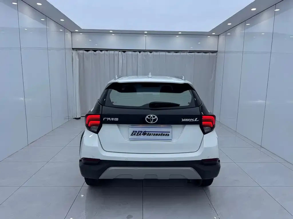 Toyota Yaris L — фото 7