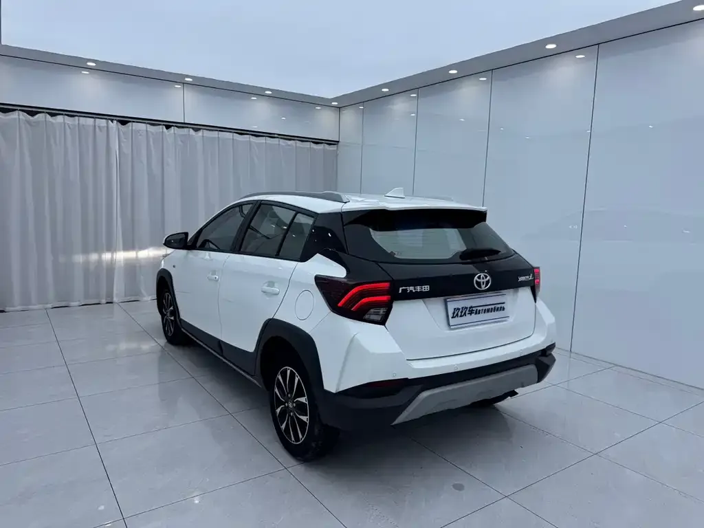 Toyota Yaris L — фото 4