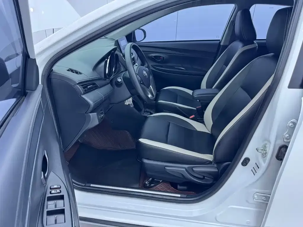 Toyota Yaris L — фото 2