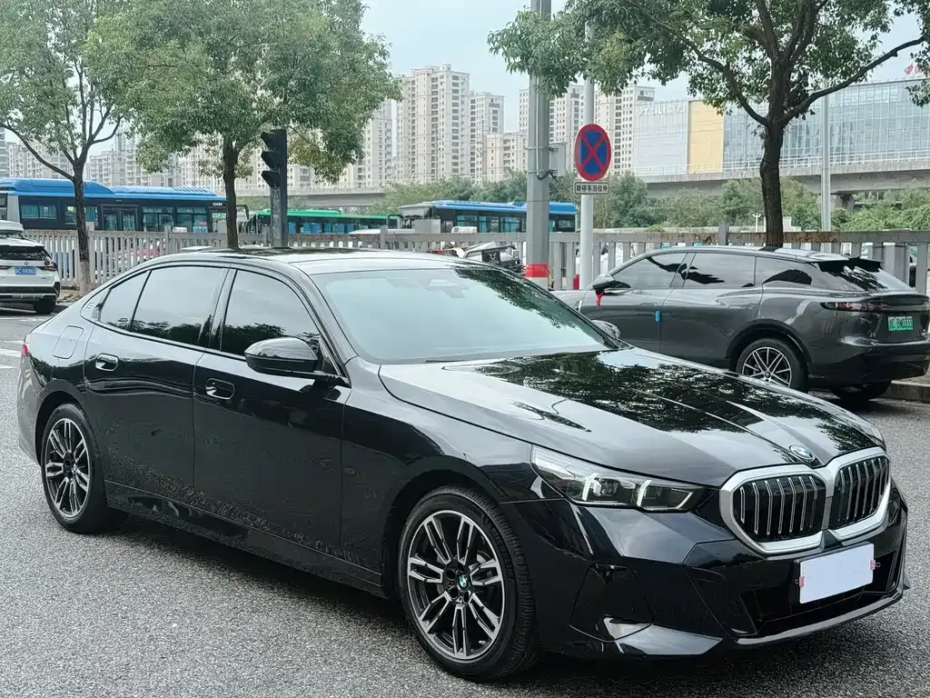 BMW 5 Series — фото 1