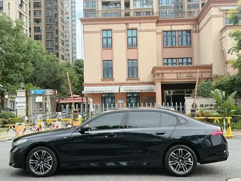 BMW 5 Series — фото 10