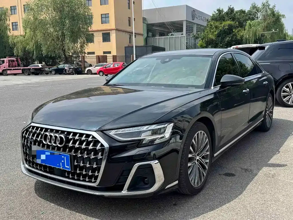Audi A8 — фото 1