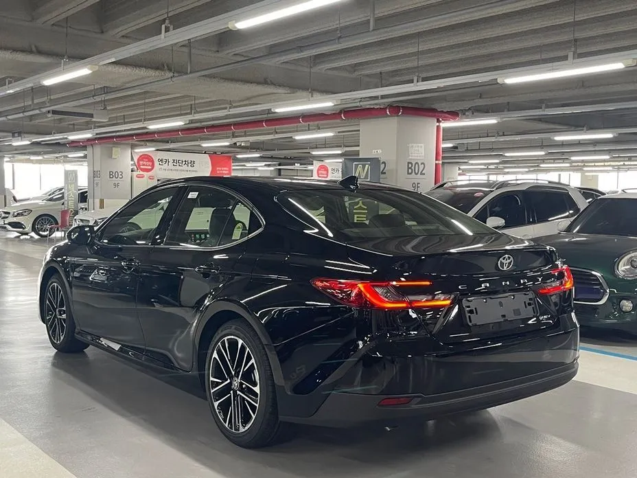 Toyota Camry — фото 2