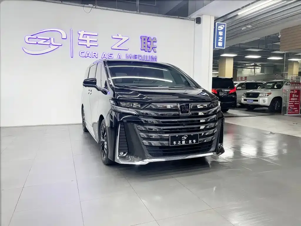 Toyota Vellfire — фото 1