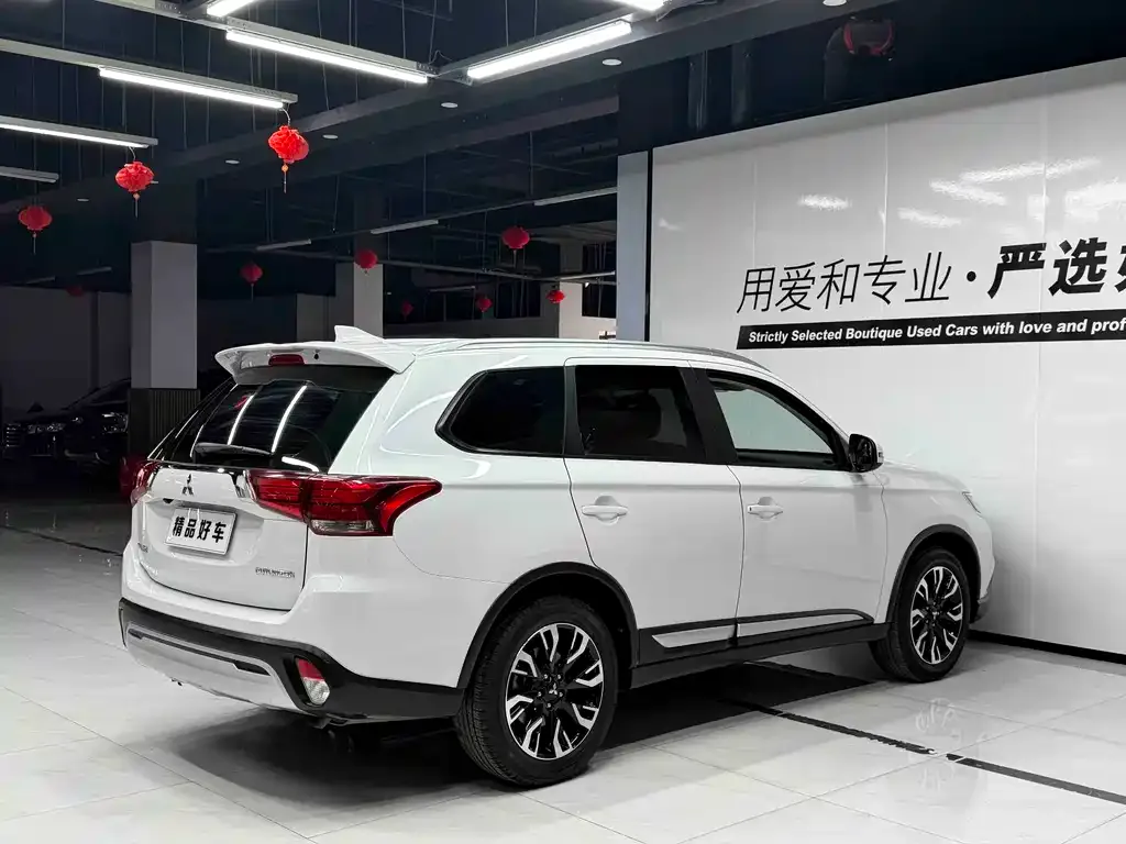 Mitsubishi Outlander — фото 7