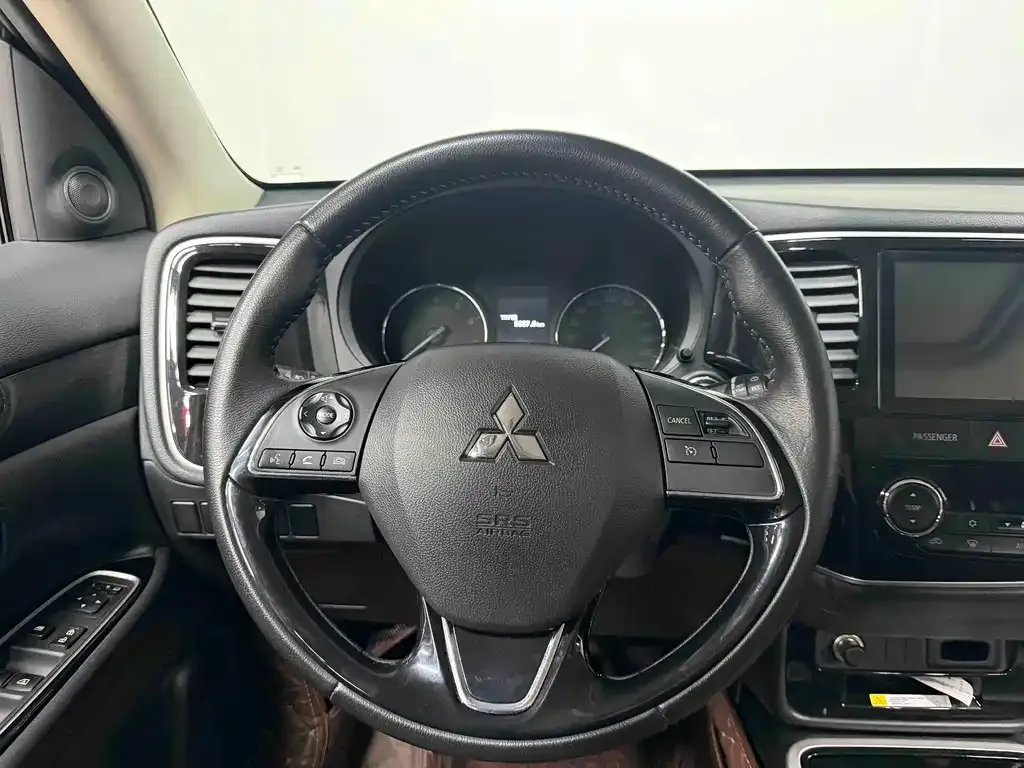 Mitsubishi Outlander — фото 8
