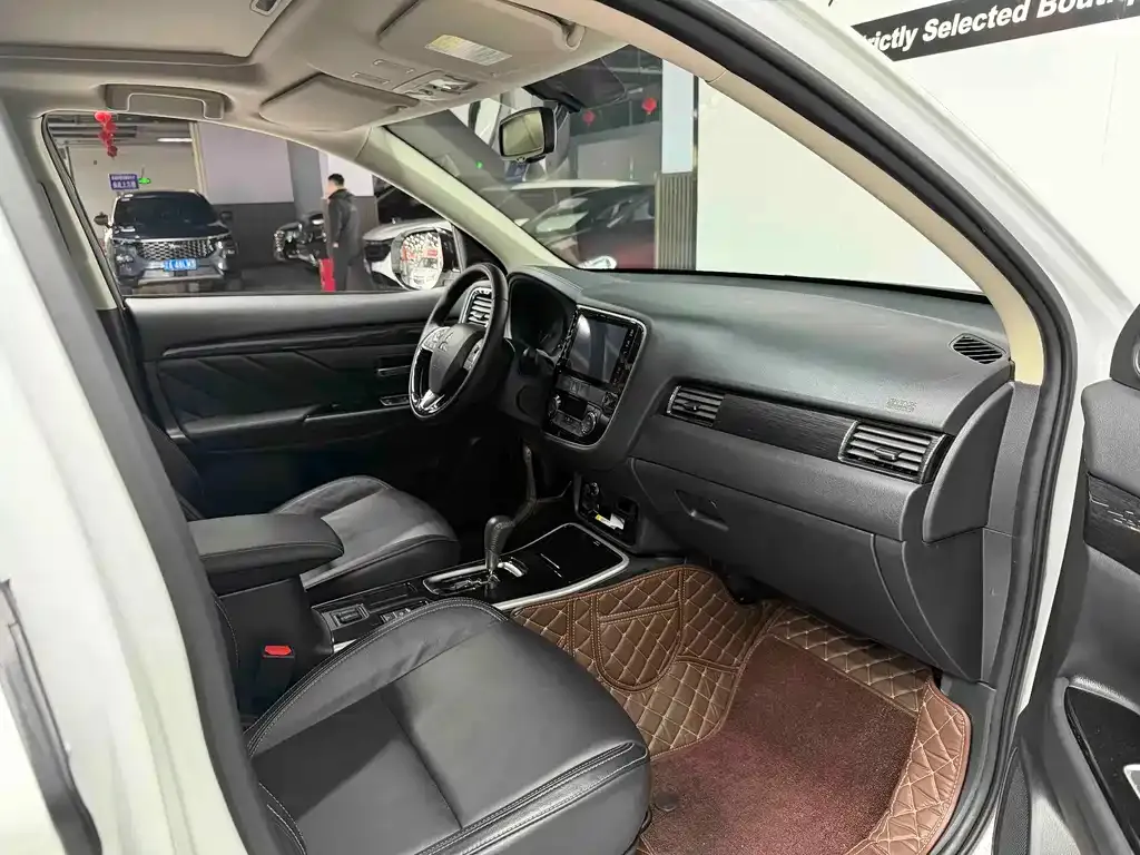 Mitsubishi Outlander — фото 10