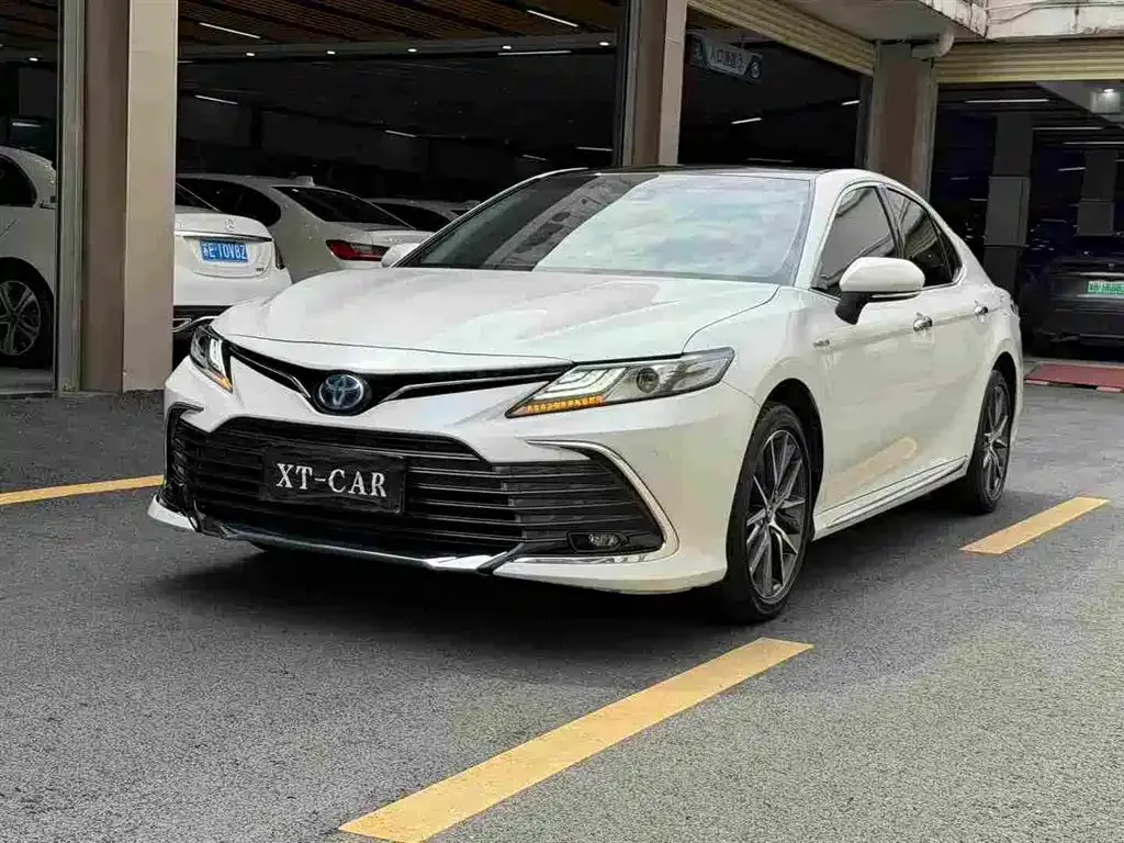 Toyota Camry — фото 1