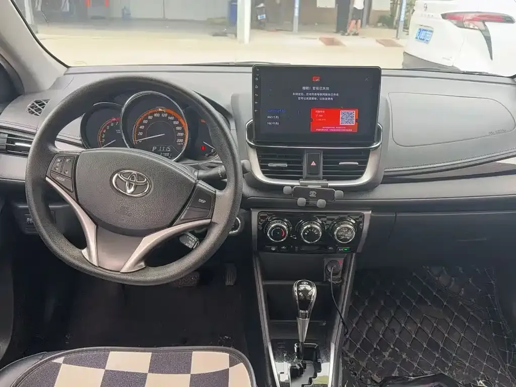 Toyota Yaris L — фото 5