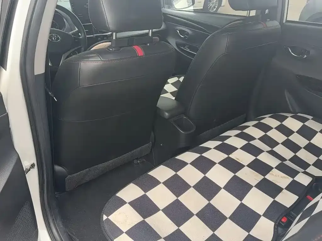 Toyota Yaris L — фото 10