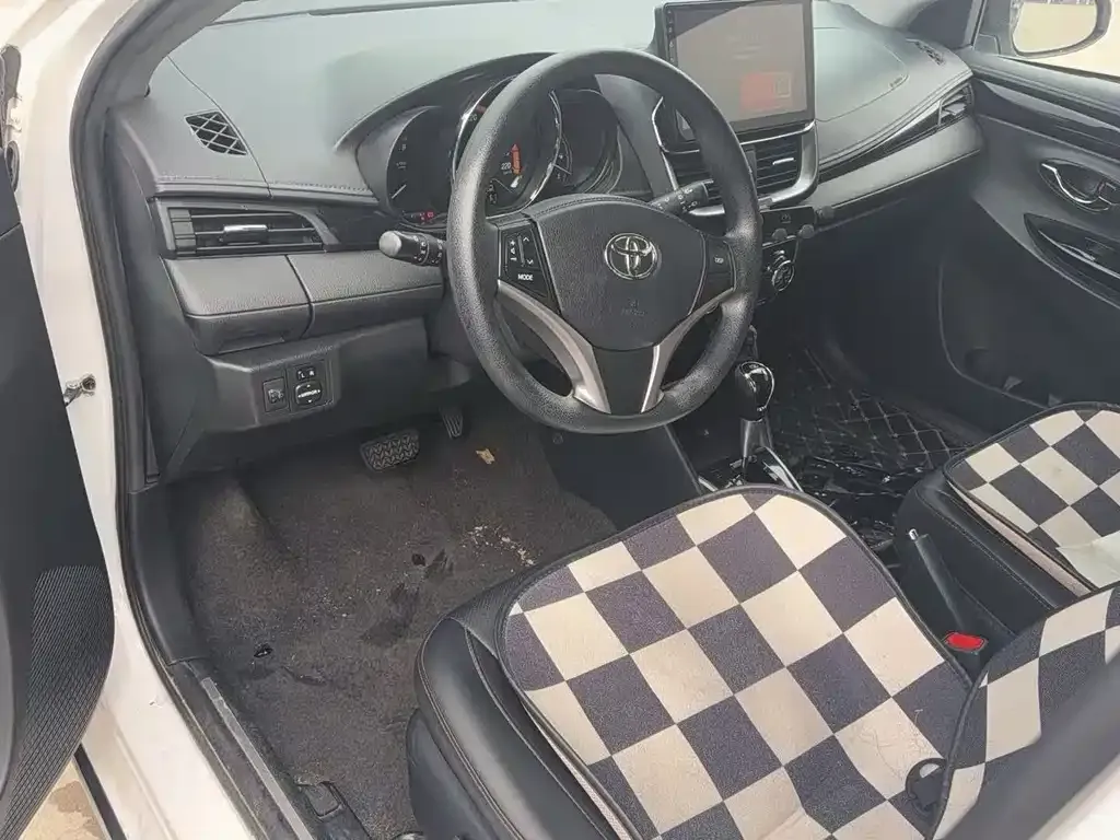 Toyota Yaris L — фото 3