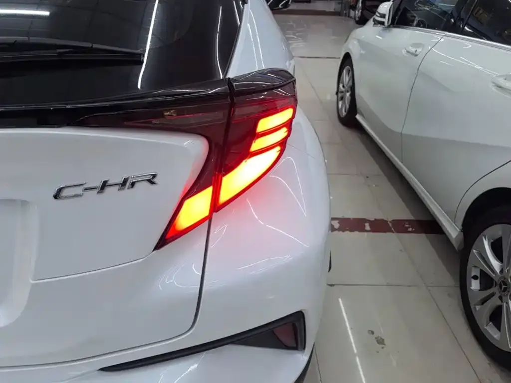 Toyota C-HR — фото 2