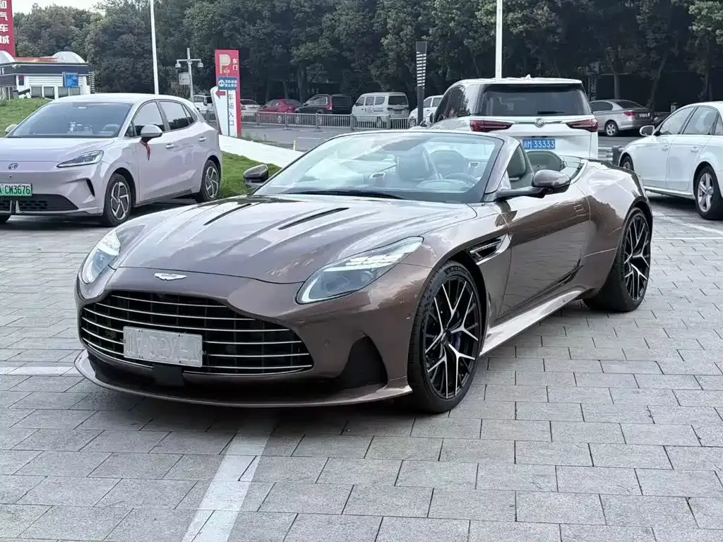 Aston Martin DB12 — фото 1