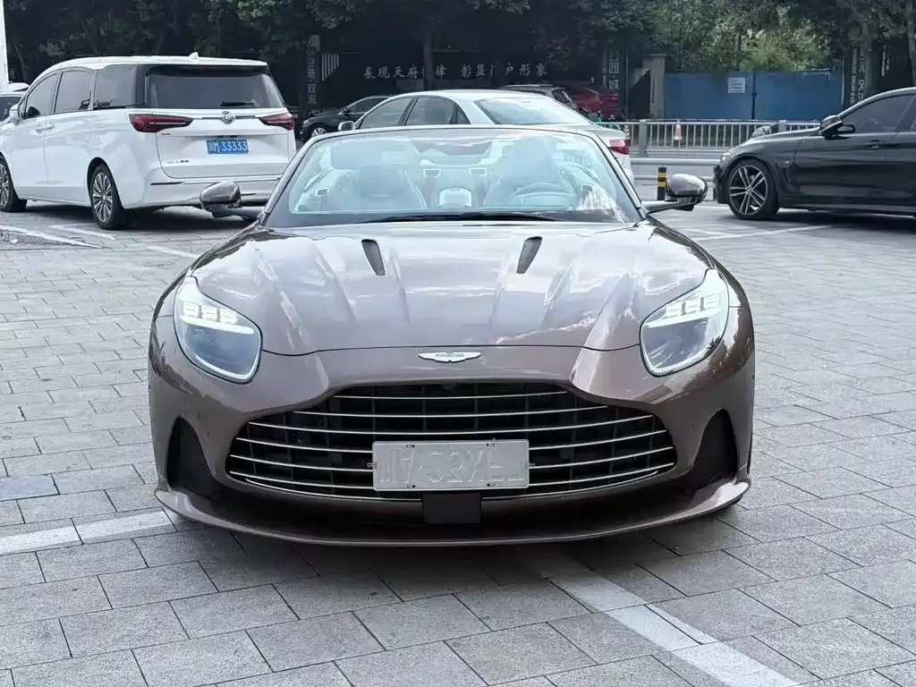 Aston Martin DB12 — фото 2