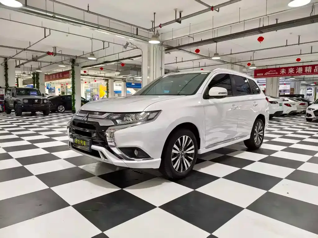 Mitsubishi Outlander — фото 1