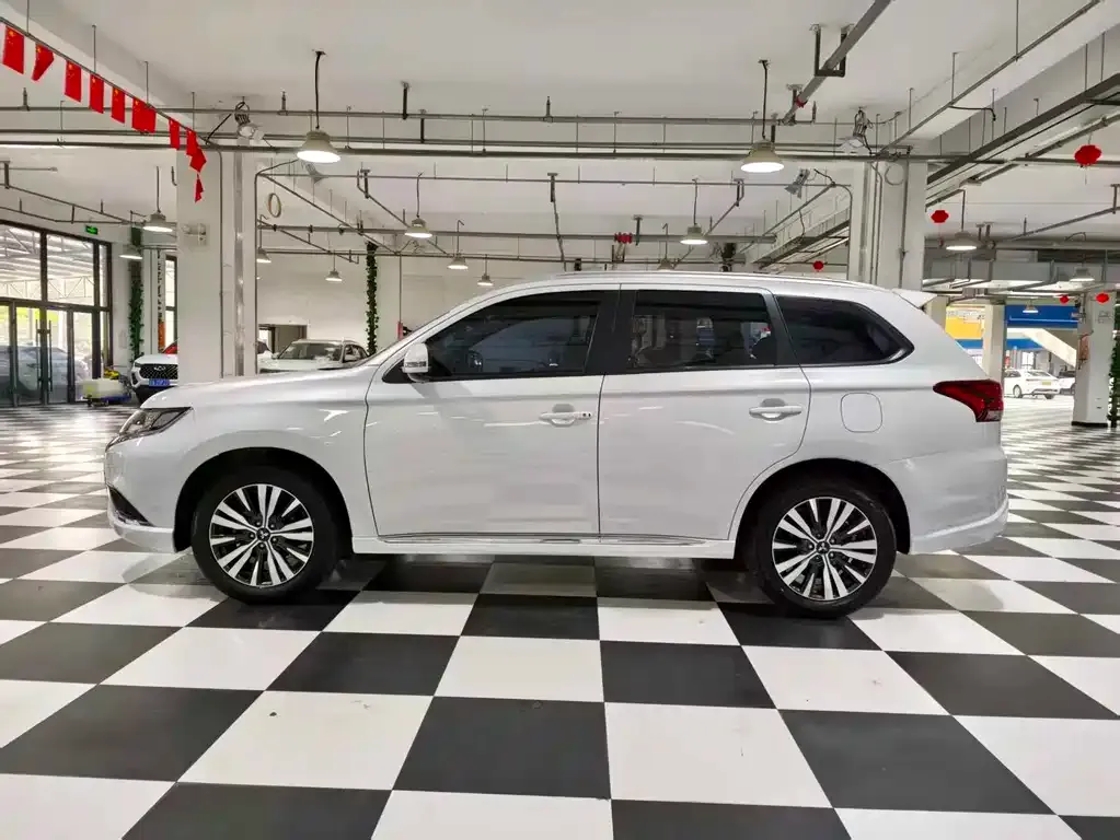 Mitsubishi Outlander — фото 5