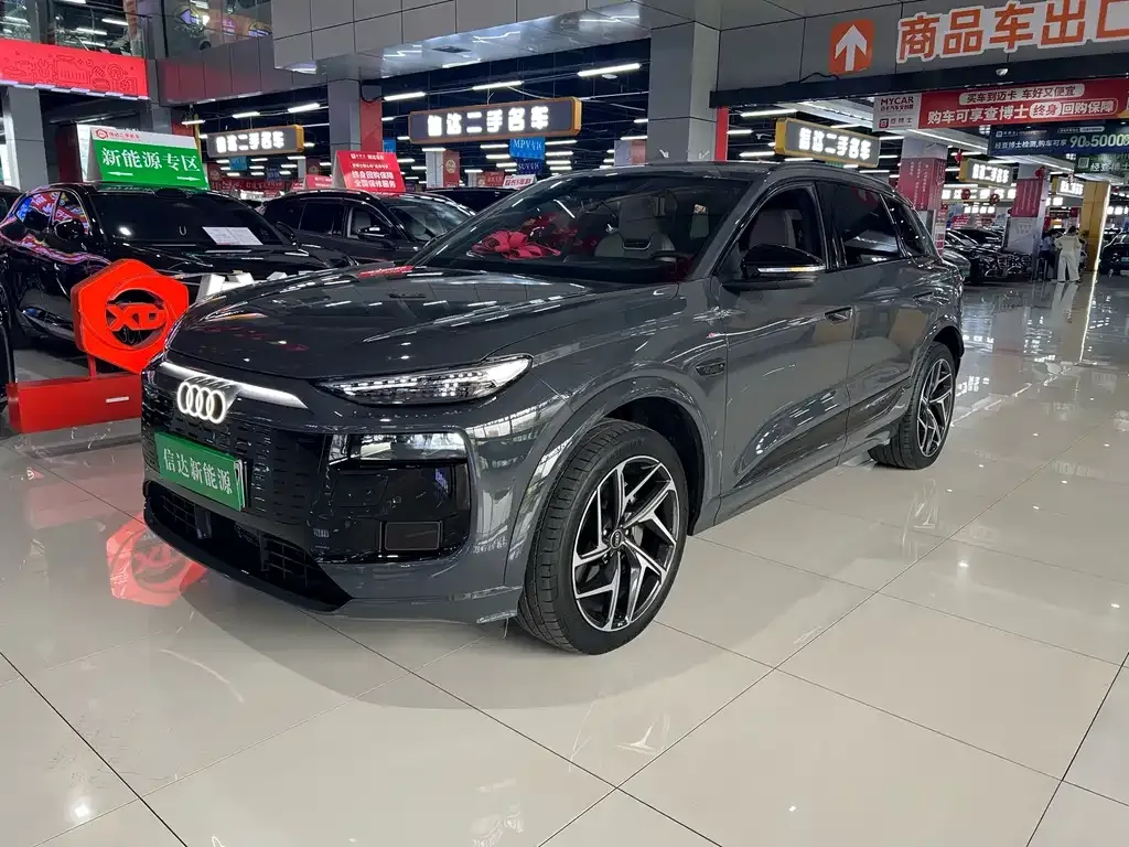 Audi Q6L e-tron — фото 1