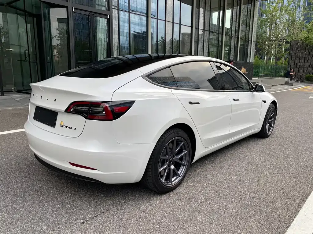 Tesla Model 3 — фото 7