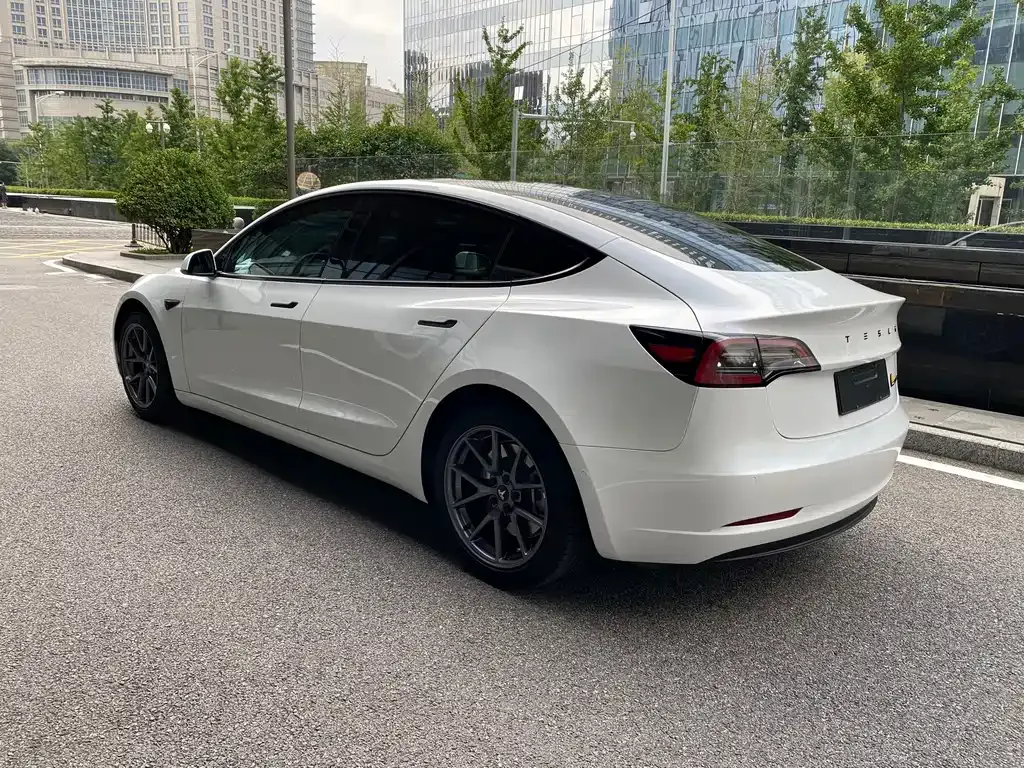 Tesla Model 3 — фото 9