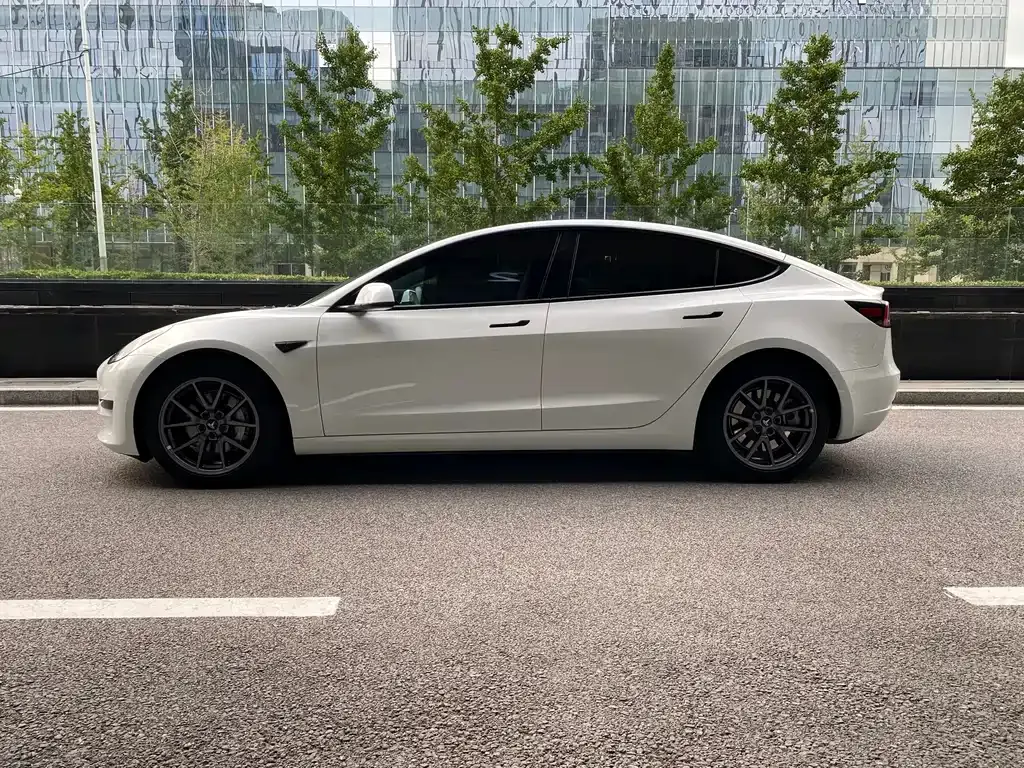 Tesla Model 3 — фото 10