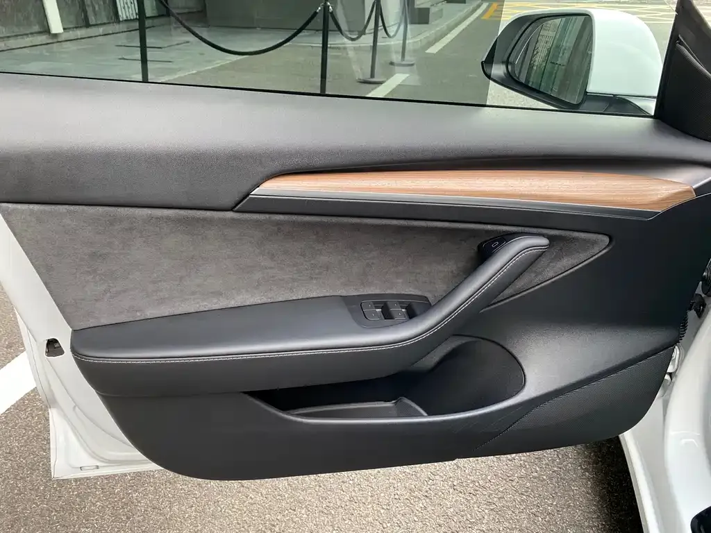 Tesla Model 3 — фото 8