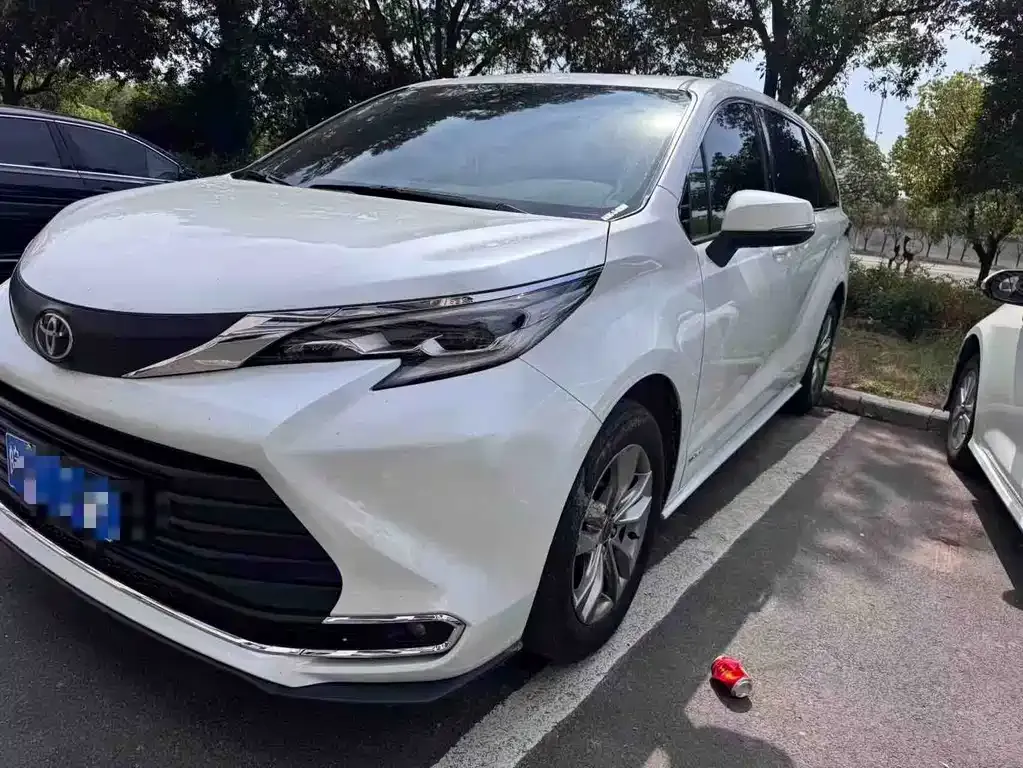 Toyota Sienna — фото 1