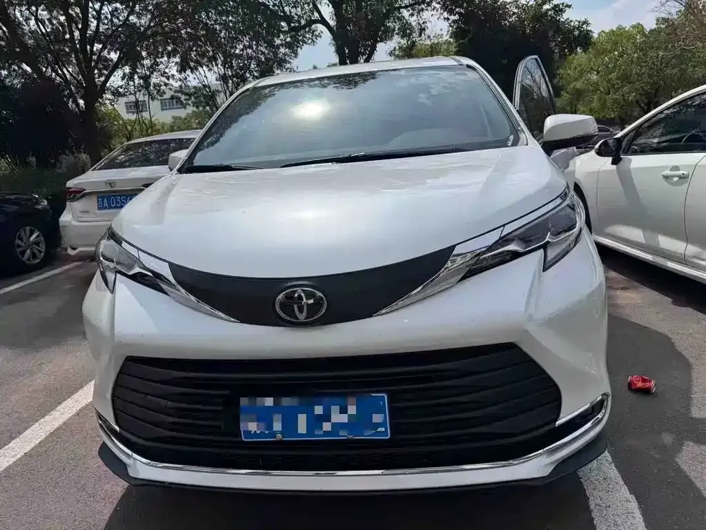 Toyota Sienna — фото 5