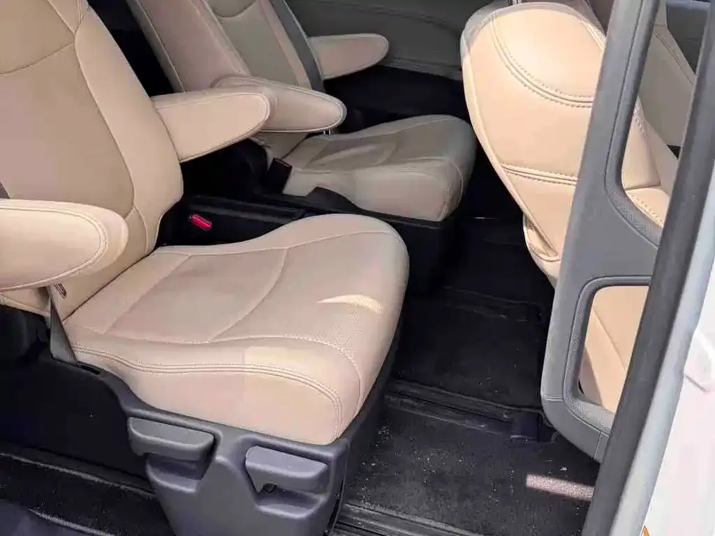 Toyota Sienna — фото 6