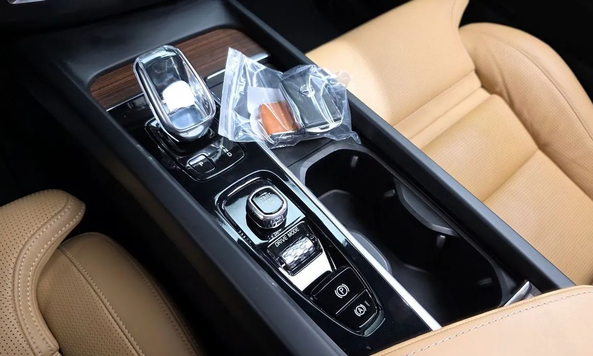 Volvo XC60 — фото 10