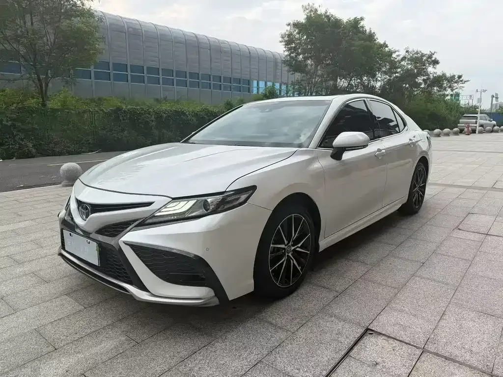 Toyota Camry — фото 1