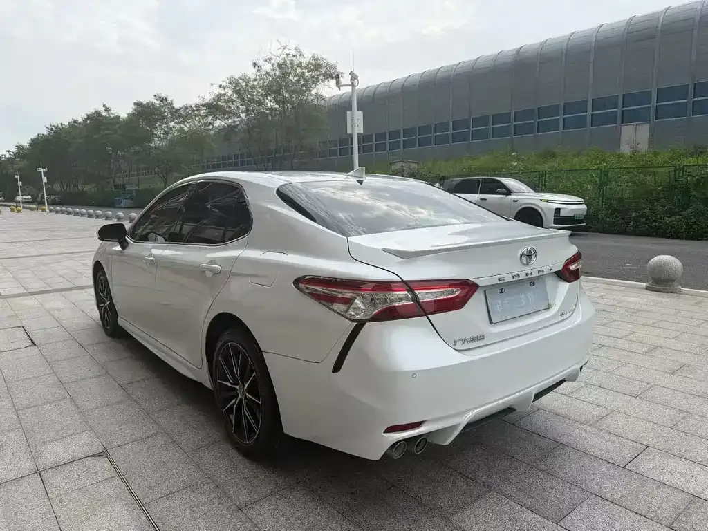 Toyota Camry — фото 5
