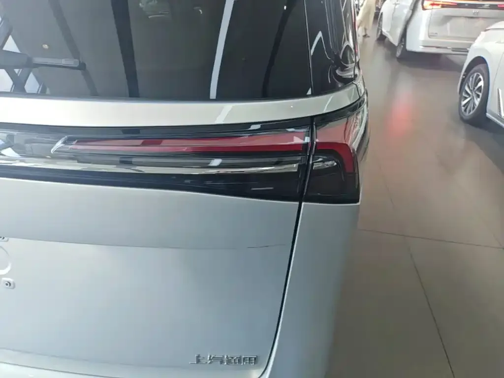 Buick GL8 Hybrid — фото 2