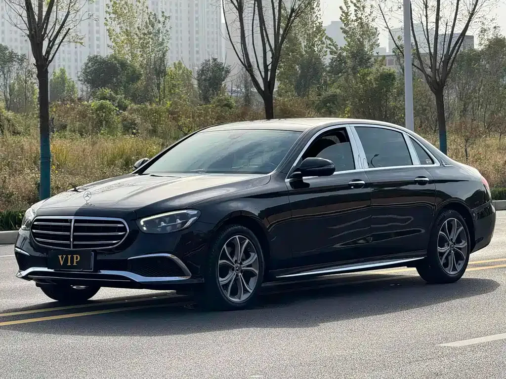 Mercedes-Benz E-Class — фото 1