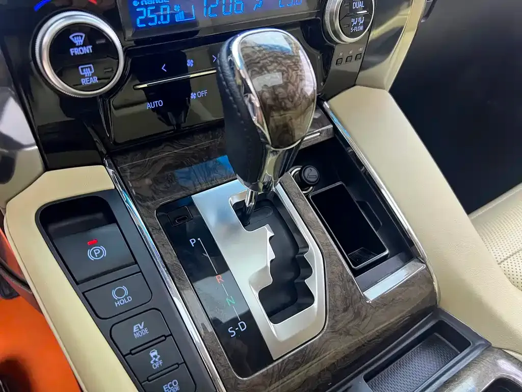 Toyota Alphard — фото 10
