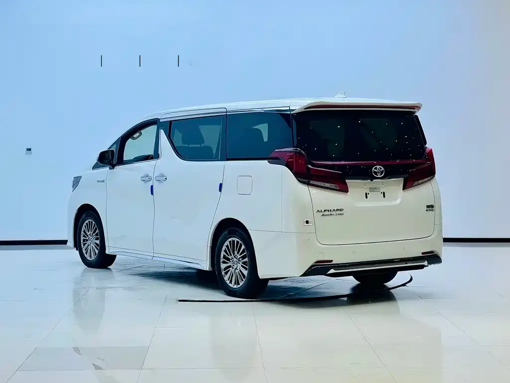 Toyota Alphard — фото 2