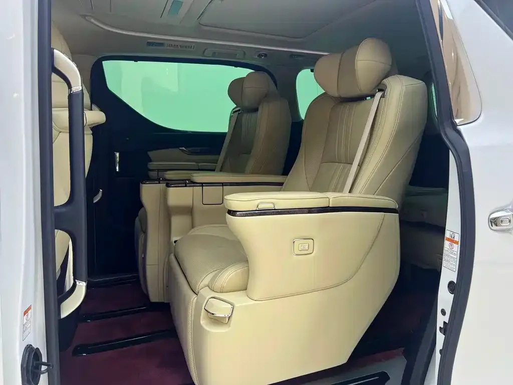 Toyota Alphard — фото 5