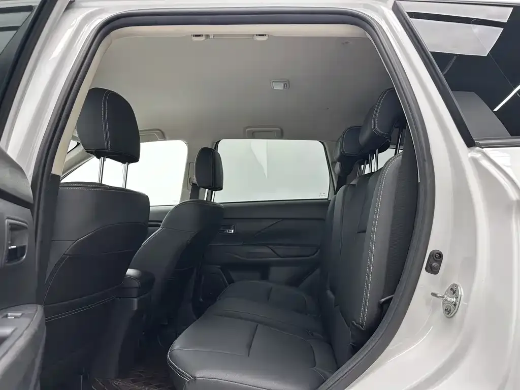 Mitsubishi Outlander — фото 3