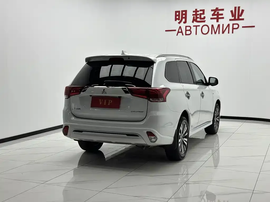 Mitsubishi Outlander — фото 8