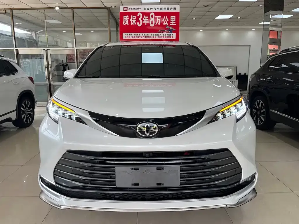 Toyota Sienna — фото 1