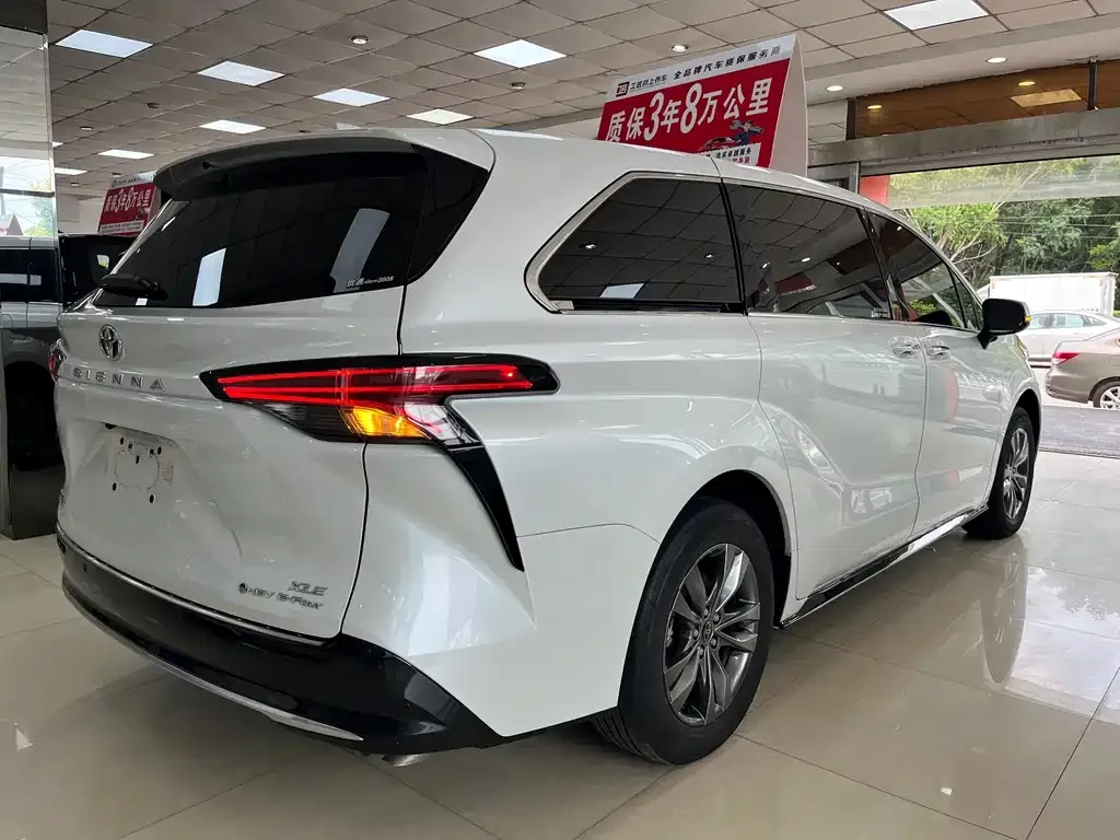 Toyota Sienna — фото 9