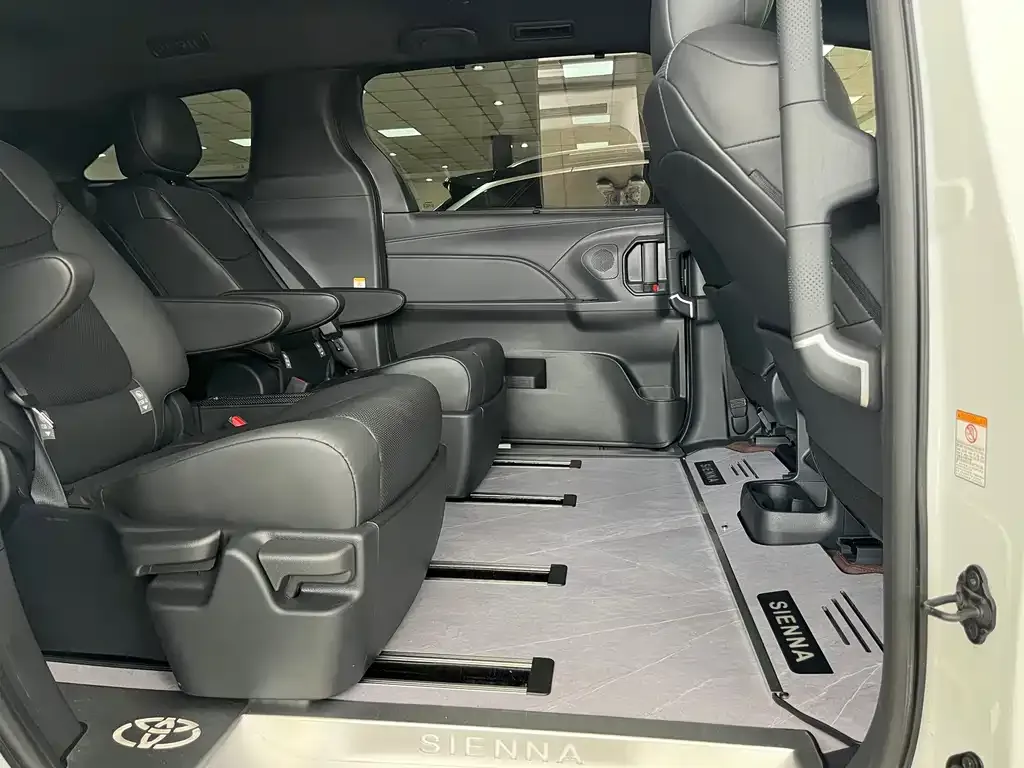 Toyota Sienna — фото 4