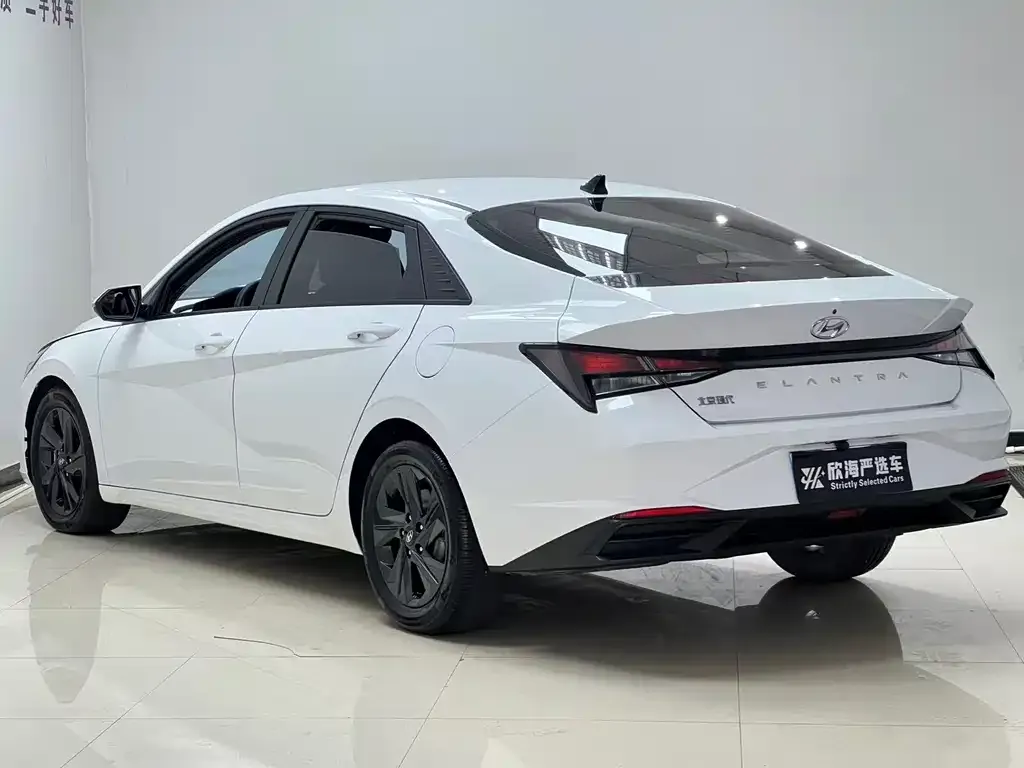 Hyundai Elantra — фото 3