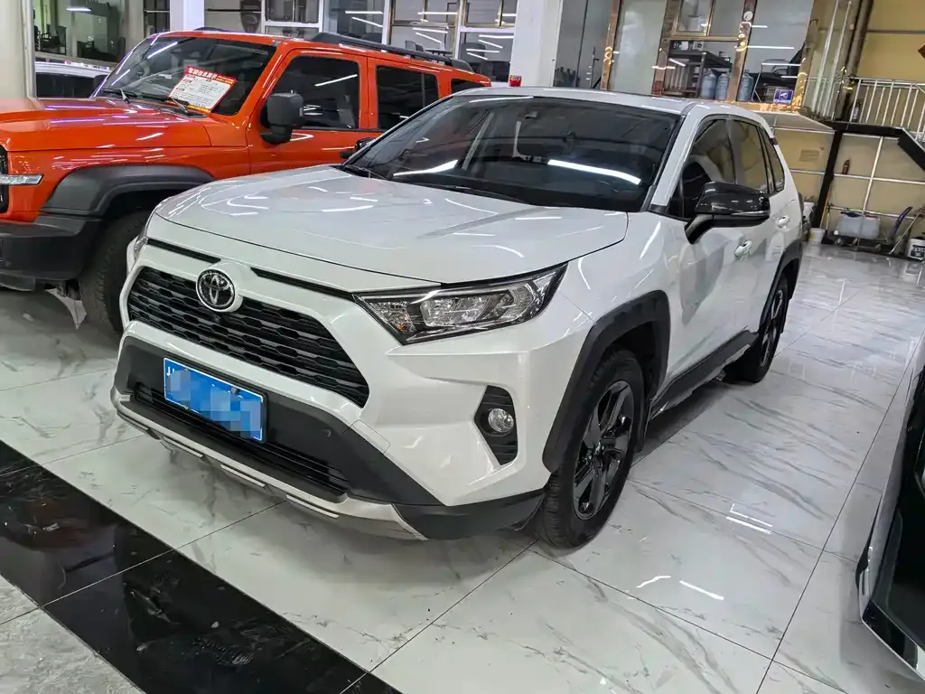 Toyota RAV4 — фото 1
