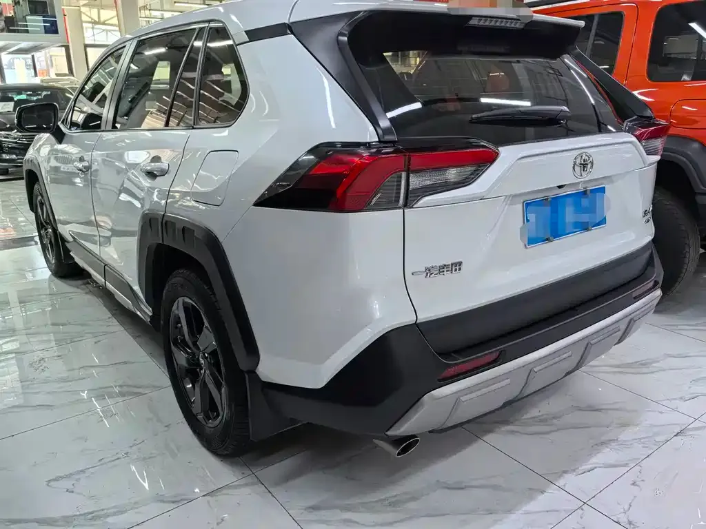 Toyota RAV4 — фото 7