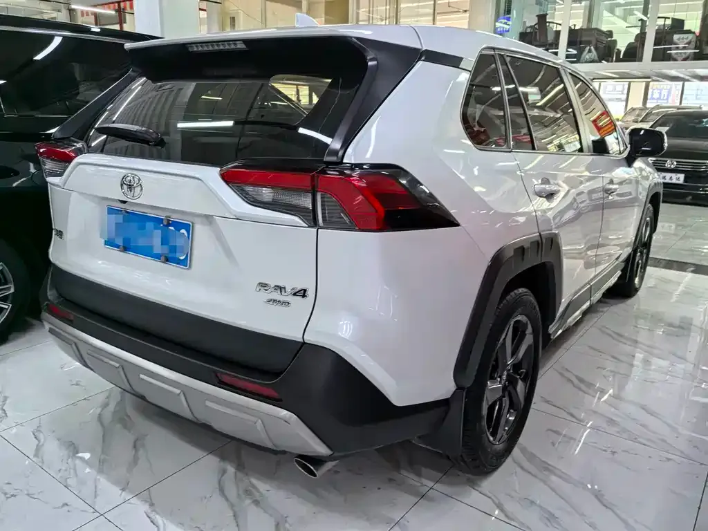 Toyota RAV4 — фото 8