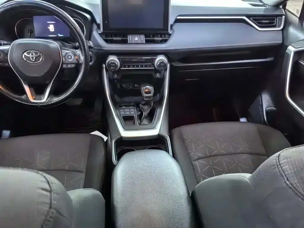 Toyota RAV4 — фото 5